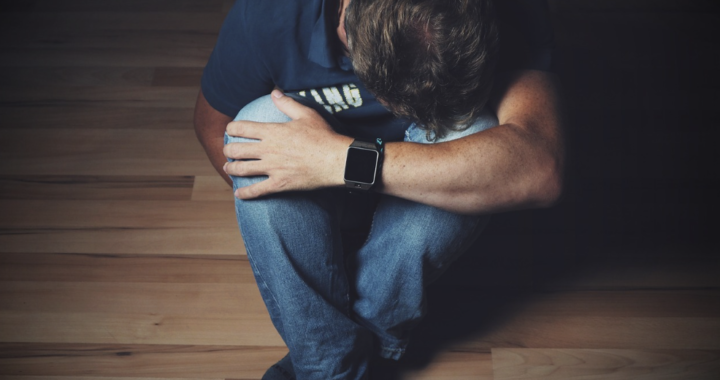 Los suicidios crecieron un 22,6% en 2025 y casi 8 de cada 10 son varones, la mayoría adultos jóvenes golpeados por el desempleo y las deudas